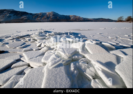 Stapel von Eis am Ufer des Derwent Water als es zugefroren, im Dezember 2010 Stockfoto