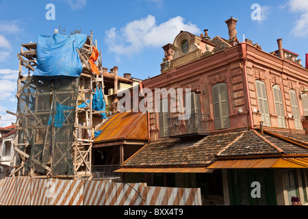 Neu restaurierte Gebäude in Tbilisi Altstadt, Kala, Georgia. JMH4007 Stockfoto