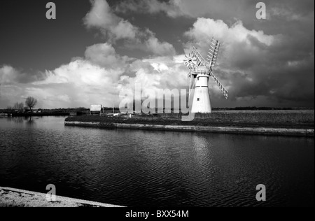 Eine monochrome Szene auf den Norfolk Broads in Thurne Dyke, Norfolk, England, Vereinigtes Königreich, mit einer Annäherung an Wintersturm. Stockfoto