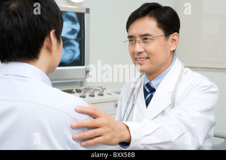 Arzt mit seinem Patienten sprechen Stockfoto