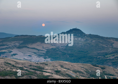 Die Stadt Radicofani mit Mondaufgang in der Amiata Gegend der Toskana Stockfoto