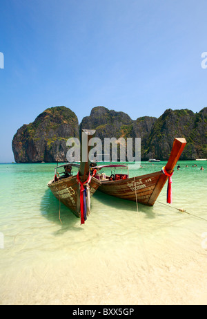 Long-Tail-Boote Ao Maya Beach Koh Phi Phi Ley Provinz Krabi Thailand Südostasien Stockfoto