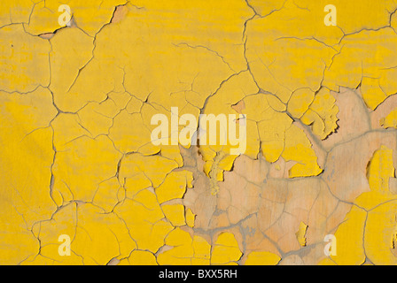 rissige und Peeling aus gelbe Farbe an der Wand Stockfoto