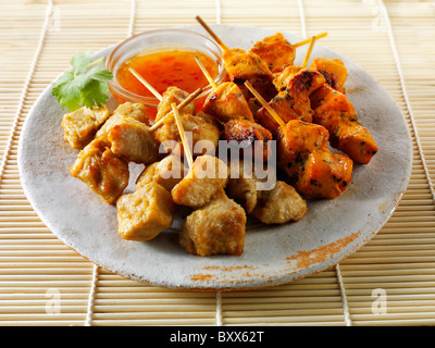 Traditionelle orientalische Satay mit Chili-Dip-sauce Stockfoto