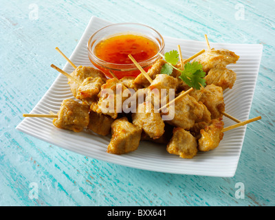 Traditionelle orientalische Satay mit Chili-Dip-sauce Stockfoto