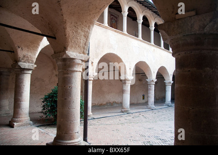 Hof der Abtei San Pietro in Valle, ein ehemaliges Kloster der umbrischen und jetzt ein Luxushotel Stockfoto