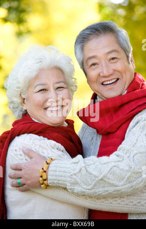 Älteres Paar genießt einen Park zusammen Stockfoto