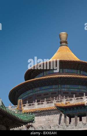 Ein runder Pavillon mit goldenen Fliesen Dach in einem tibetischen buddhistischen Tempel Stockfoto