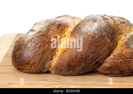 Selbstgebackenes Brot auf einem Bambus-Schneidebrett. Stockfoto