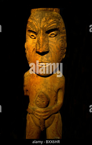 Maori post Bild 1870 Neuseeland Holzskulptur Bay of Plenty Stockfoto