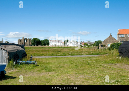 Fishermens Hütten und Lindisfarne Priory Holy Island Northumberland England Stockfoto