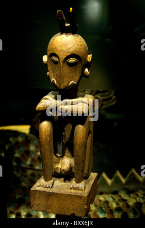 Vorfahren Figur (orwo) handgeschnitzt aus Holz, Nias Island North Sumatra Indonesia 1900 sitzende Geisterfigur mit überkreuzten Armen auf einem Sockel Stockfoto