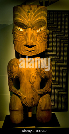 Maori post Bild 1870 Neuseeland Holzskulptur Bay of Plenty Stockfoto