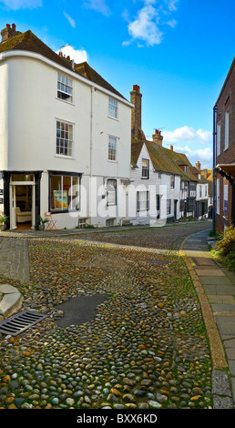 Gebäude auf dem historischen Kopfsteinpflaster Weststraße in Rye, East Sussex, England, UK 2010 Stockfoto