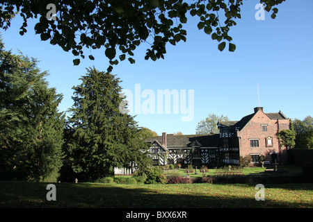 Gawsworth Old Hall, England. Herbstlicher Blick auf Gawsworth Garten mit Gawsworth Old Hall im Hintergrund. Stockfoto