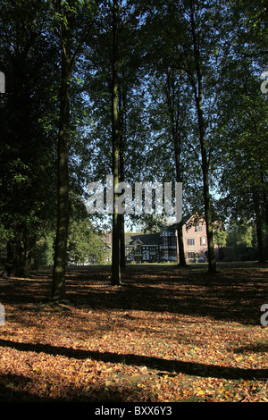 Gawsworth Old Hall, England. Herbstliche Ansicht Gawsworth Gelände mit Gawsworth Old Hall im fernen Hintergrund. Stockfoto