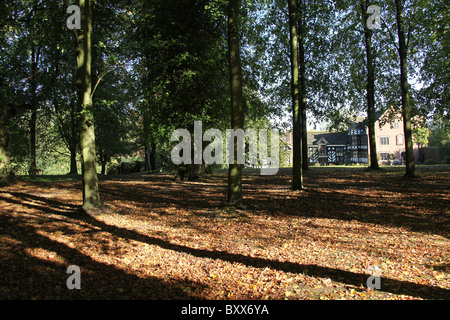 Gawsworth Old Hall, England. Herbstliche Ansicht Gawsworth Gelände mit Gawsworth Old Hall im fernen Hintergrund. Stockfoto