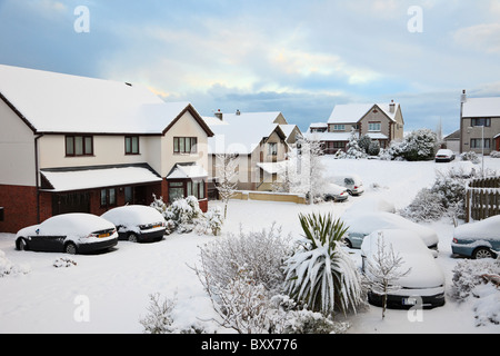 Schnee auf s-immobilien Wohnstraße und Häuser nach schweren Winter Schneefall auf den Boden. Anglesey Wales England Großbritannien Stockfoto