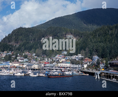 Blick auf die Stadt und den Hafen, Ketchikan, Alaska, USA. Stockfoto