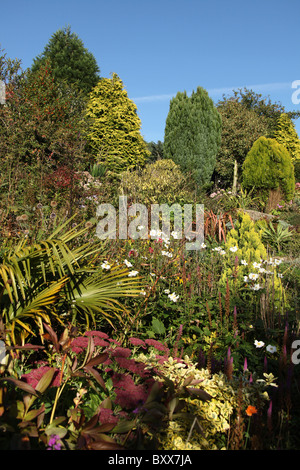 Mount Pleasant Gardens, England. Herbstlicher Blick auf die Blumenbeete und Grenzen in Mount Pleasant Gardens. Stockfoto