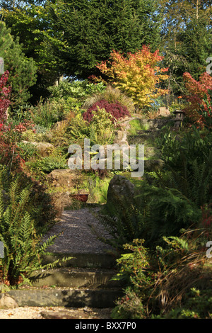 Mount Pleasant Gardens, England. Herbstlicher Blick auf die Blumenbeete und Grenzen in Mount Pleasant Gardens. Stockfoto