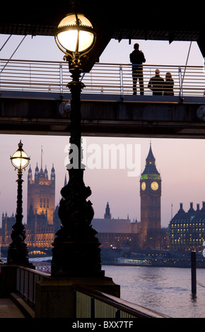 Touristen auf der Golden Jubilee Fussgängerbrücke, die überquert den Fluss Themse in London und, läuft neben der Eisenbahnbrücke Stockfoto