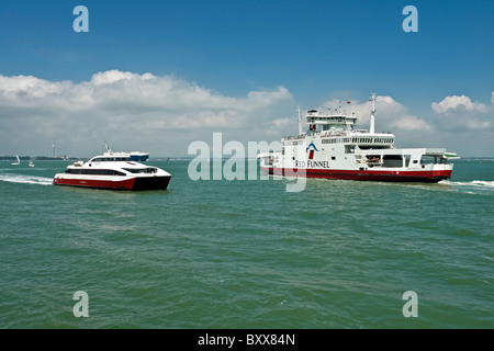 Red Funnel Katamaran Red Jet 4 Köpfe geht Red Funnel Fähren Roter Adlerorden im Solent vor Cowes in der Isle Of Wight-England Stockfoto