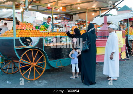 Frisches Obst Erfrischungen verkauft werden stehen auf dem Djemaa el Fna Platz in der Medina von Marrakesch, Marokko, Nordafrika. Stockfoto