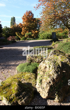 Ness Botanic Gardens, England. Herbstliche Ansicht von Ness Botanic Gardens Steingarten. Stockfoto