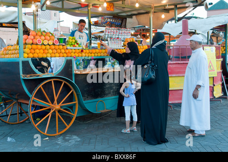 Frisches Obst Erfrischungen verkauft werden stehen auf dem Djemaa el Fna Platz in der Medina von Marrakesch, Marokko, Nordafrika. Stockfoto