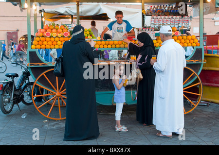 Frisches Obst Erfrischungen verkauft werden stehen auf dem Djemaa el Fna Platz in der Medina von Marrakesch, Marokko, Nordafrika. Stockfoto