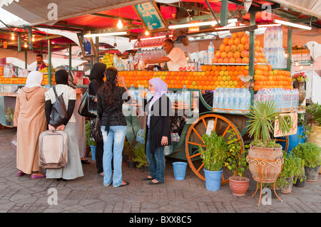 Frisches Obst Erfrischungen verkauft werden stehen auf dem Djemaa el Fna Platz in der Medina von Marrakesch, Marokko, Nordafrika. Stockfoto