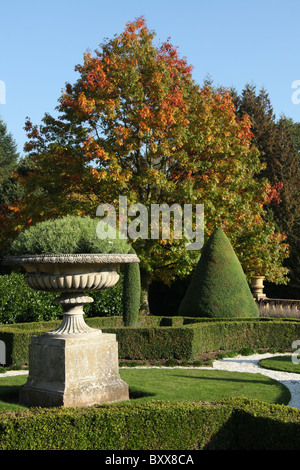 Nachlass von Tatton Park, England. Herbstliche Ansicht von Joseph Paxton entwickelt italienischen Garten an Tatton Park. Stockfoto