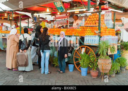 Frisches Obst Erfrischungen verkauft werden stehen auf dem Djemaa el Fna Platz in der Medina von Marrakesch, Marokko, Nordafrika. Stockfoto