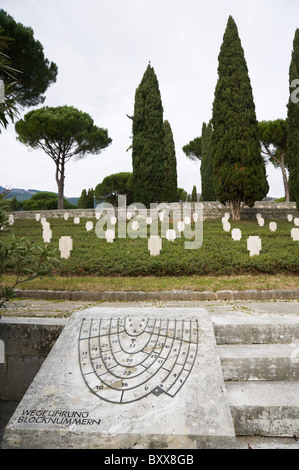 Cassino WW II (1939-1945) deutschen Soldatenfriedhof, close-up der Gräber Zuordnungstabelle mit Blick auf Gräbern. Stockfoto
