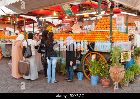 Frisches Obst Erfrischungen verkauft werden stehen auf dem Djemaa el Fna Platz in der Medina von Marrakesch, Marokko, Nordafrika. Stockfoto