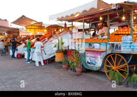 Frisches Obst Erfrischungen verkauft werden stehen auf dem Djemaa el Fna Platz in der Medina von Marrakesch, Marokko, Nordafrika. Stockfoto