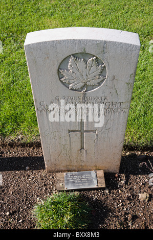 Soldatenfriedhof Cassino, WW II (1939-1945) britischen Alliierten Soldatenfriedhof, kanadische Soldaten Grabstein mit Inschrift Freund Stockfoto