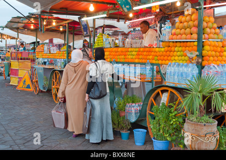 Frisches Obst Erfrischungen verkauft werden stehen auf dem Djemaa el Fna Platz in der Medina von Marrakesch, Marokko, Nordafrika. Stockfoto