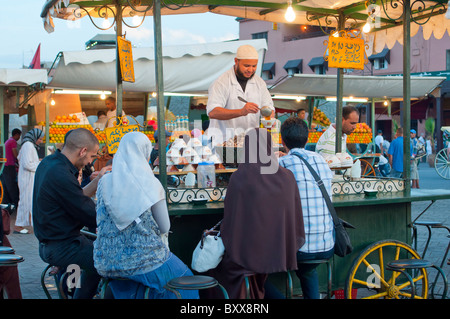 Frisches Obst Erfrischungen verkauft werden stehen auf dem Djemaa el Fna Platz in der Medina von Marrakesch, Marokko, Nordafrika. Stockfoto