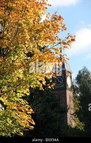 Walton Hall und Gärten. Herbstliche Ansicht der Walton Hall Gardens mit dem Uhrturm im Hintergrund. Stockfoto