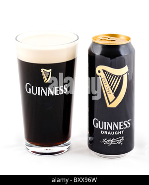 Ein Pint Guinness. Dose und Pint Glas Guinness vom Fasse, Großbritannien Stockfoto