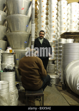 Männer verkaufen Töpfe und Pfannen auf dem Basar Shiraz, Iran Stockfoto