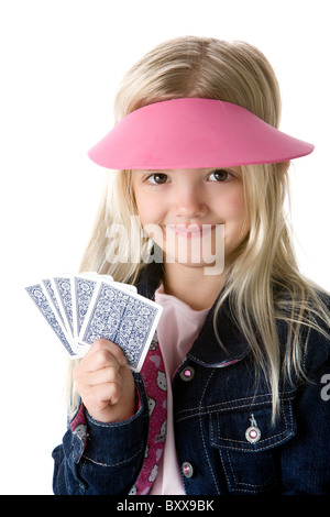 Niedliche kleine Mädchen hält Karten lächelnd auf weißen Hintergrund isoliert Stockfoto