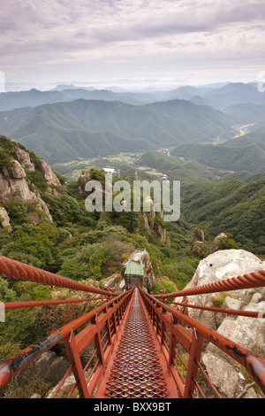 Auf der Suche nach unten der Samseon Treppe Daedunsan Provincial Park in Südkorea Stockfoto