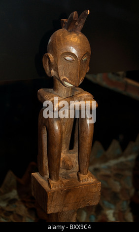Vorfahren Figur (orwo) handgeschnitzt aus Holz, Nias Island North Sumatra Indonesia 1900 sitzende Geisterfigur mit überkreuzten Armen auf einem Sockel Stockfoto