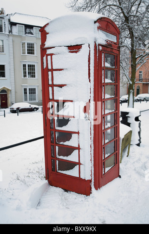 Bristol, Clifton, Schnee, alte rote Telefonzelle Stockfoto