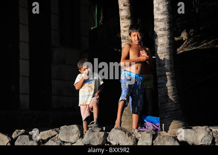 Kinder auf der Insel im Nicaragua-See, in der Bucht von Granada, Nicaragua, Mittelamerika Stockfoto