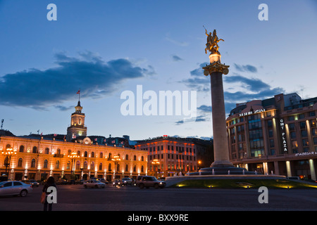 Statue von St. George slaying der Drache auf Spalte und Rathaus, Platz der Freiheit, Tavisuplebis, Vereinigte Arabische Emirate in der Abenddämmerung. JMH4078 Stockfoto