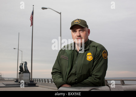 United States Border Patrol Agent bei der internationalen Brücke über den Rio Grande Fluss zwischen Mexiko und den USA in Del Rio, Texas Stockfoto